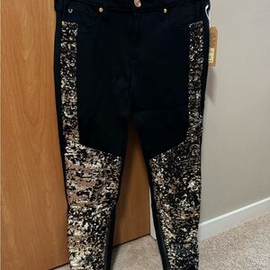 True Religion Women’s size 28 very stretchy material
Black and Gold Sequin Jean.
